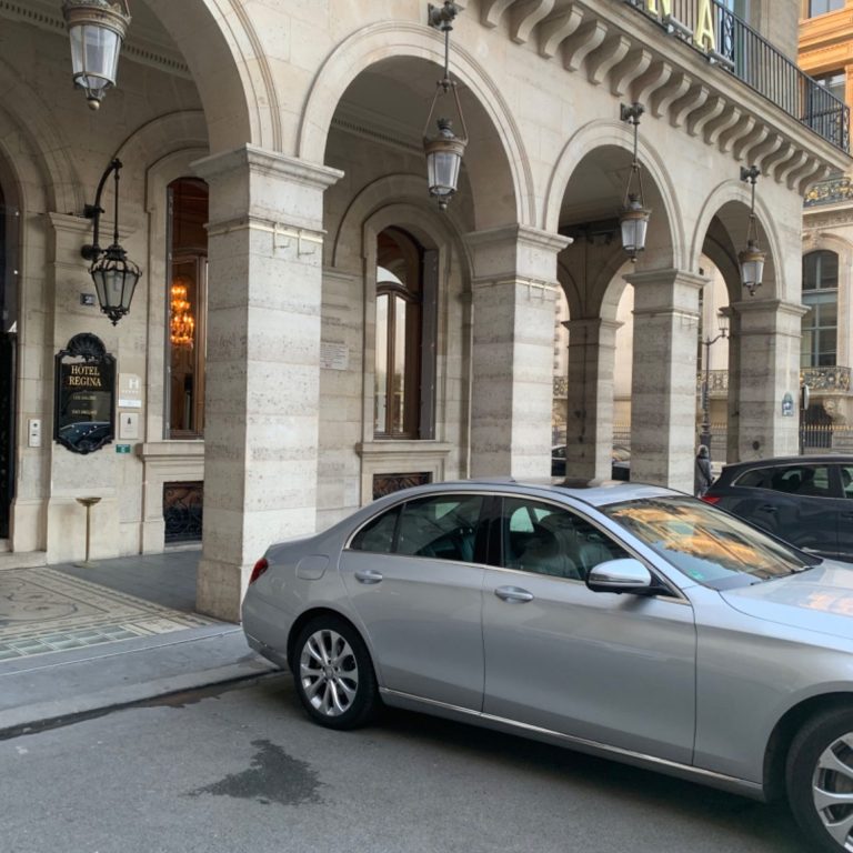 voiture fiable à travers Paris et la France